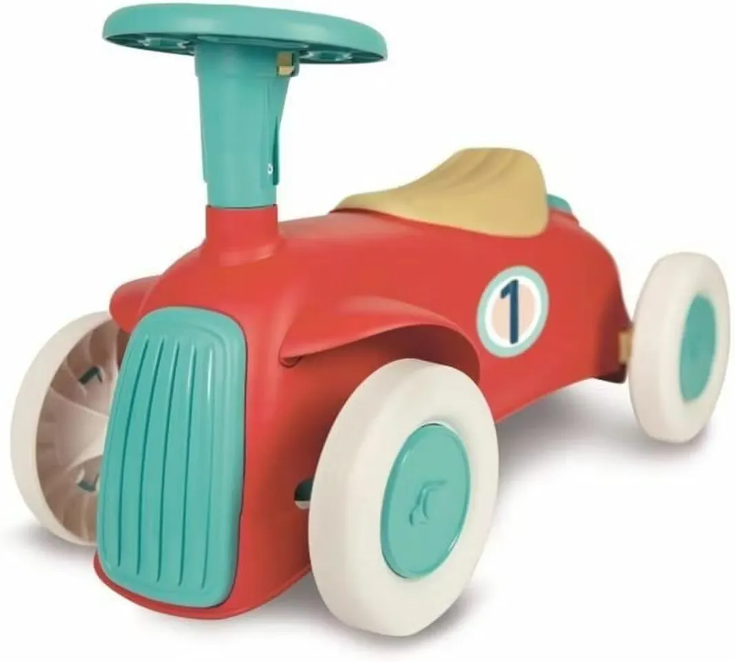 En glad kund provar sin retro för barn och nybörjare och känner att en egen måste få följa med hem.