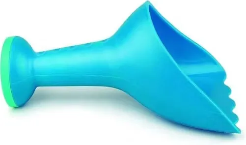 En nyfiken person använder sina sandleksaker för barn och blir sugen på att köpa fler.