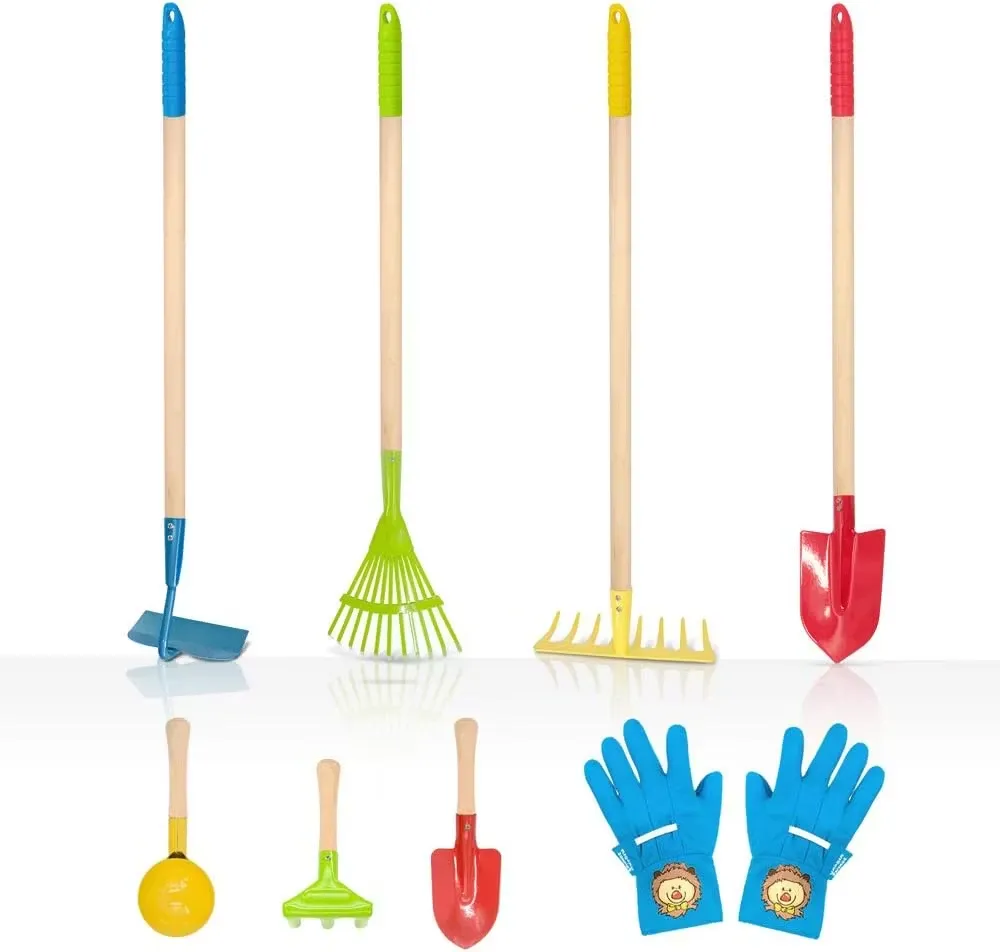 En nyfiken person tar hjälp av sin trädgårdsredskap för barn och blir sugen på att unna sig en egen.